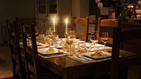 6 Creative Ways and how To Decorate A Round Dining Table 12 furniture